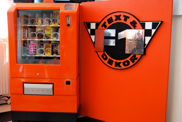 Stylad varuautomat från EasySnacks med egen logo, färg och design